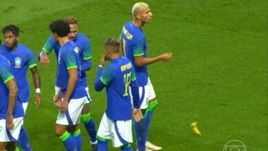 Protestan brasileños contra el racismo y a Richarlison le cae un plátano | Video