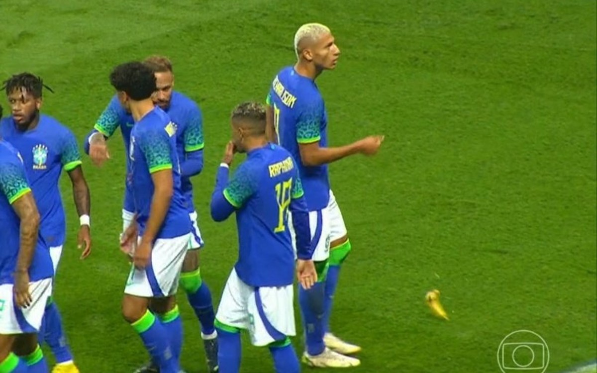 Protestan brasileños contra el racismo y a Richarlison le cae un plátano | Video