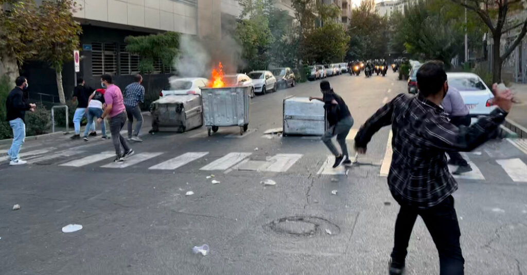 Protestas en Irán se intensifican por mujer que murió bajo custodia