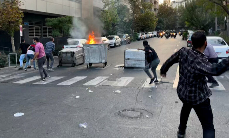 Protestas en Irán se intensifican por mujer que murió bajo custodia