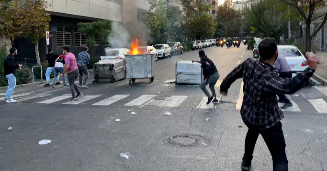 Protestas en Irán se intensifican por mujer que murió bajo custodia