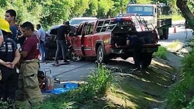 Puerto Vallarta: sicarios chocan, los rescatan y abandonan restos embolsados en carretera
