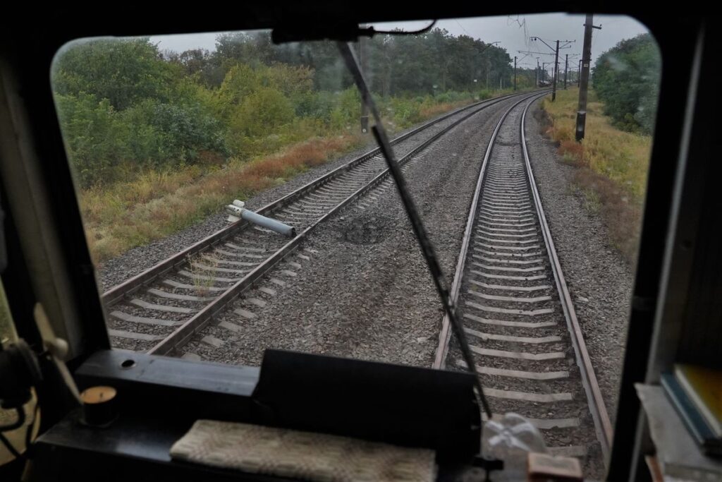 Raíles destrozados y catenarias derribadas en Balakliia, el territorio liberado en el este de Ucrania