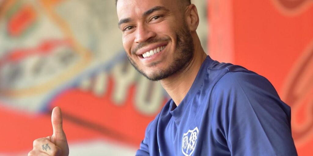 Raúl de Tomás aún no entrena con el grupo