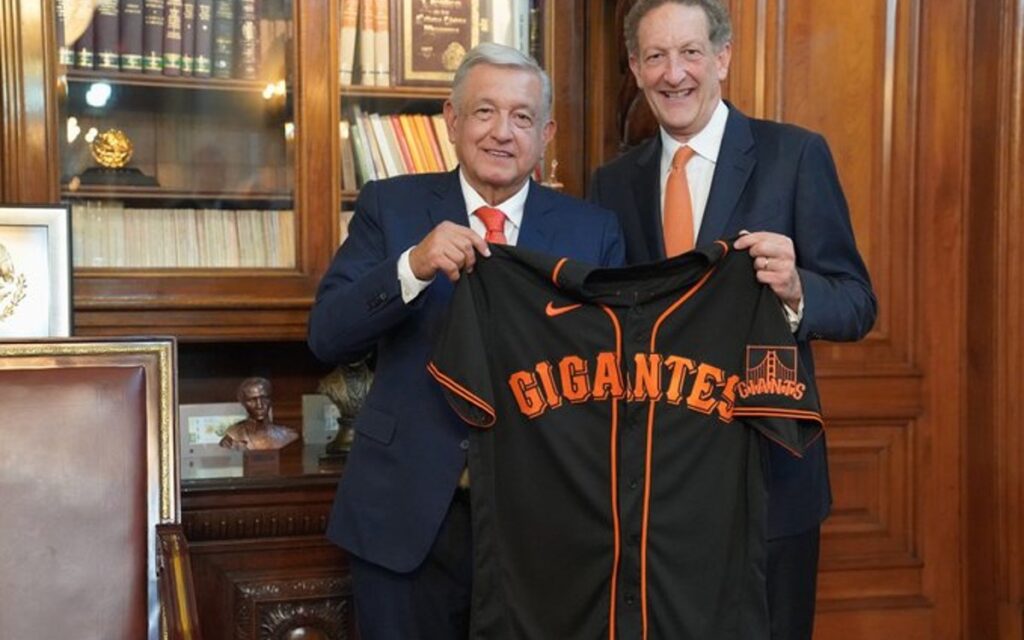 Recibe AMLO a directivos de MLB, Padres y Gigantes en Palacio Nacional | Video