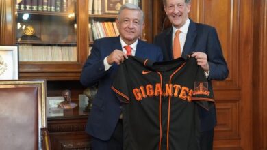 Recibe AMLO a directivos de MLB, Padres y Gigantes en Palacio Nacional | Video