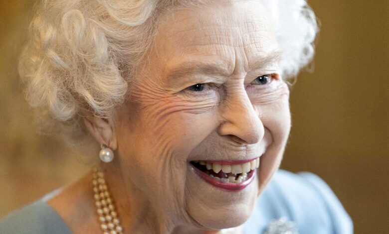 Reino Unido: Bajo supervisión médica la reina Isabel II; príncipes Carlos y William viajan para verla