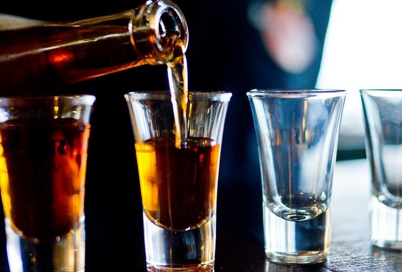 Resultados de mezclar alcohol y cafeína en el cuerpo