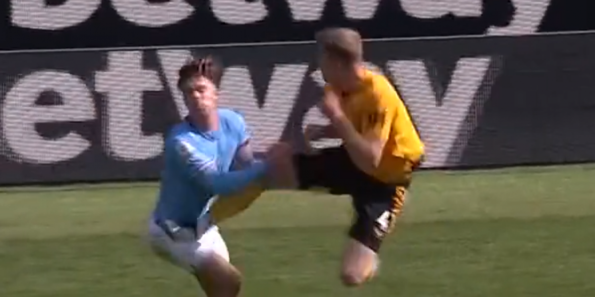 Roja a Collins por esta escalofriante patada de kárate a Grealish