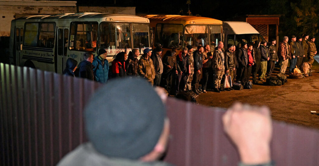 Rusia admite tener problemas con el draft mientras la ira se convierte en violencia