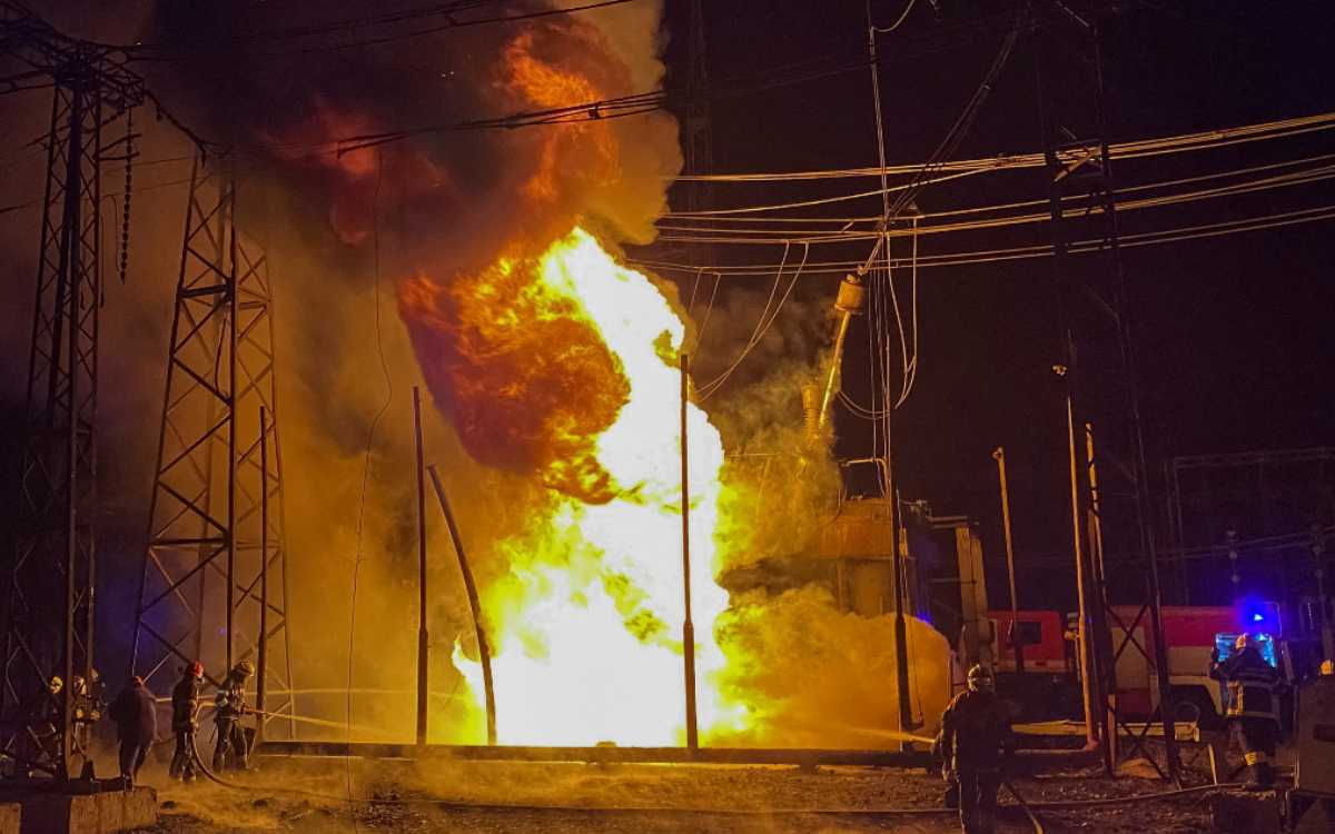 Rusia bombardea planta de energía térmica y provoca apagones en Kharkiv