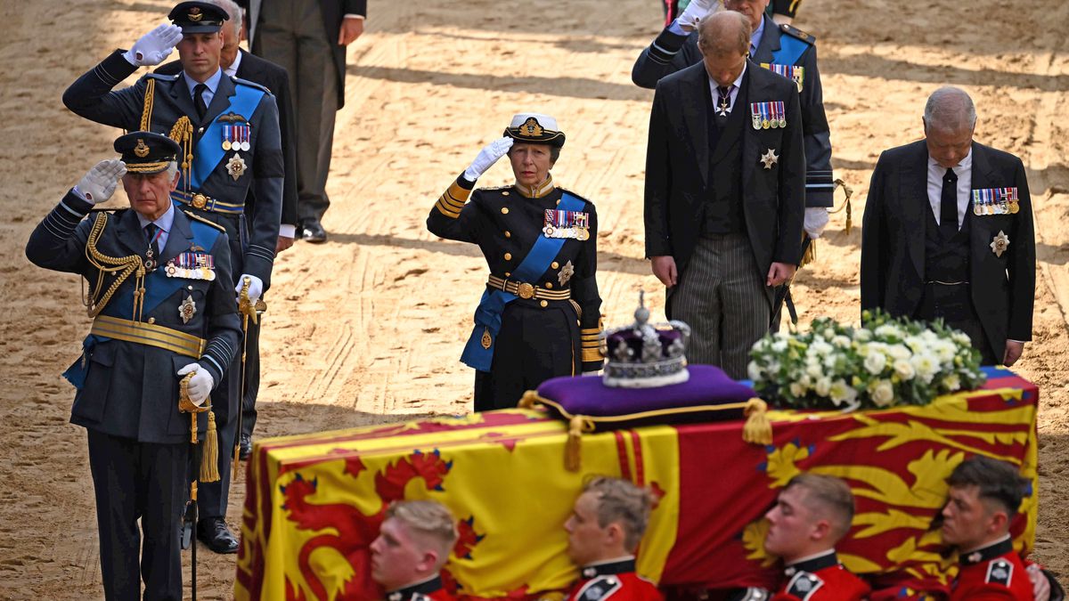 Silencio, solemnidad y despedidas personales: dentro de Westminster Hall, donde miles de personas despiden a Isabel II