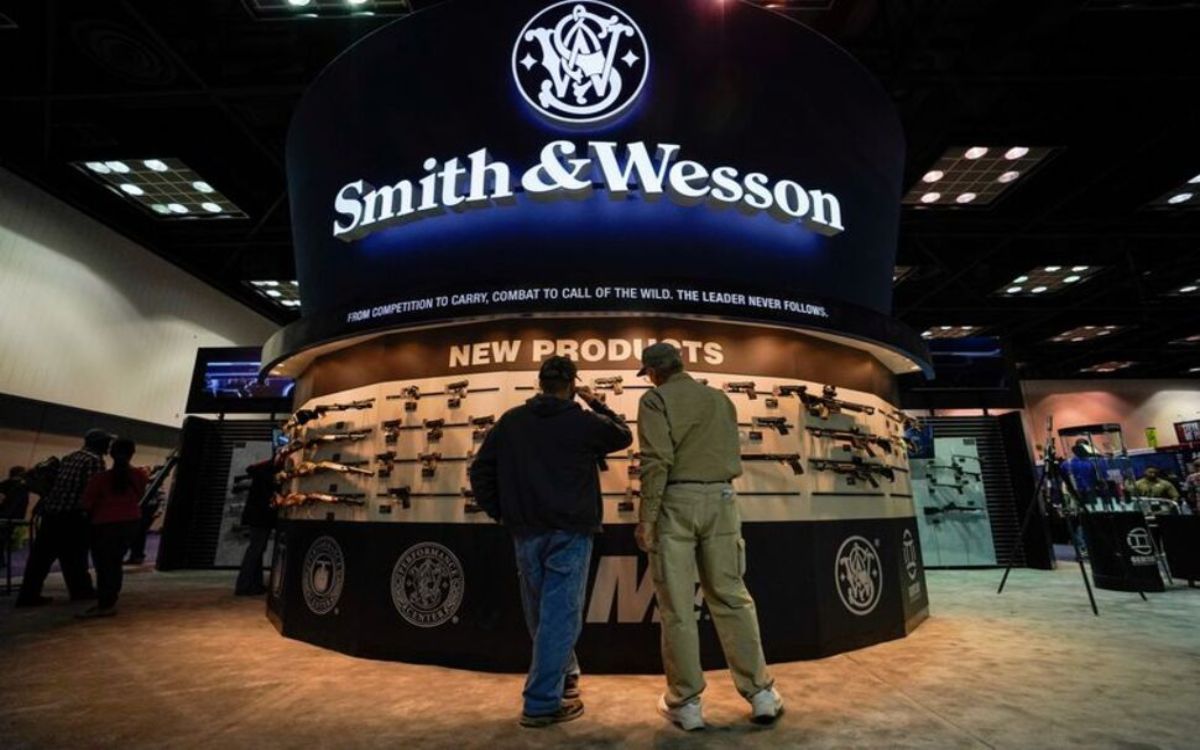 Smith & Wesson comercializó armas para ‘aspirantes a tiradores masivos’: víctimas de Highland Park