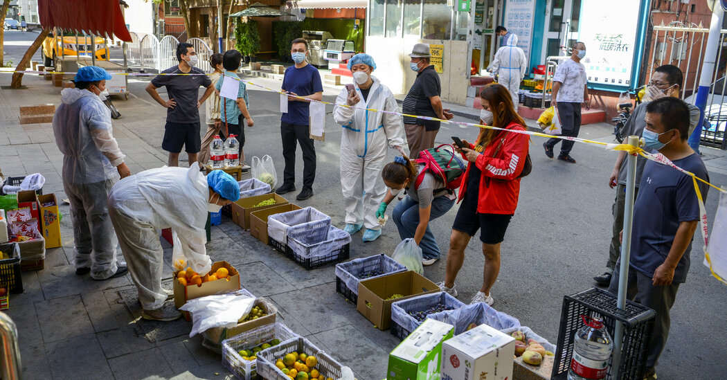 Solo pan y fideos: la angustia del encierro por covid en China golpea a Xinjiang