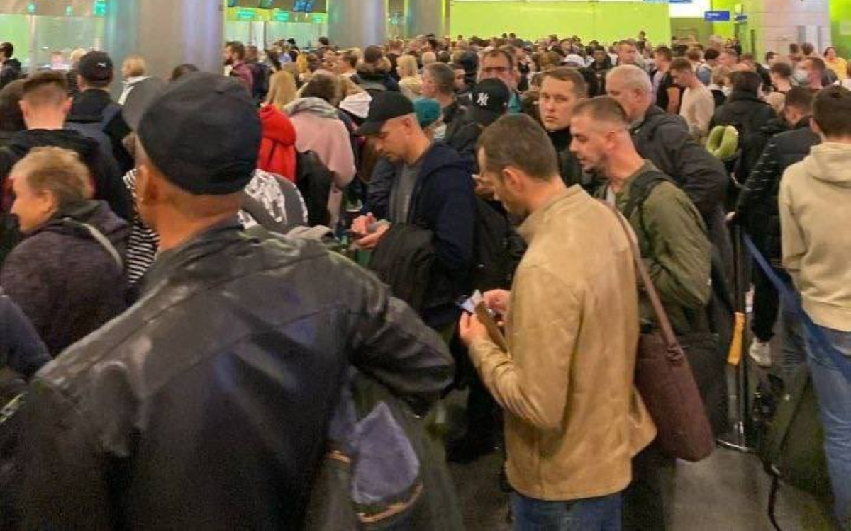 ‘Sólo quiero estar a salvo’; jóvenes rusos huyen del país ante llamado de Putin