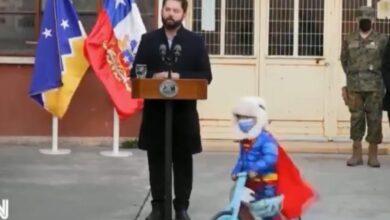 'Superman' hace tierna aparición durante discurso del presidente Boric | Video