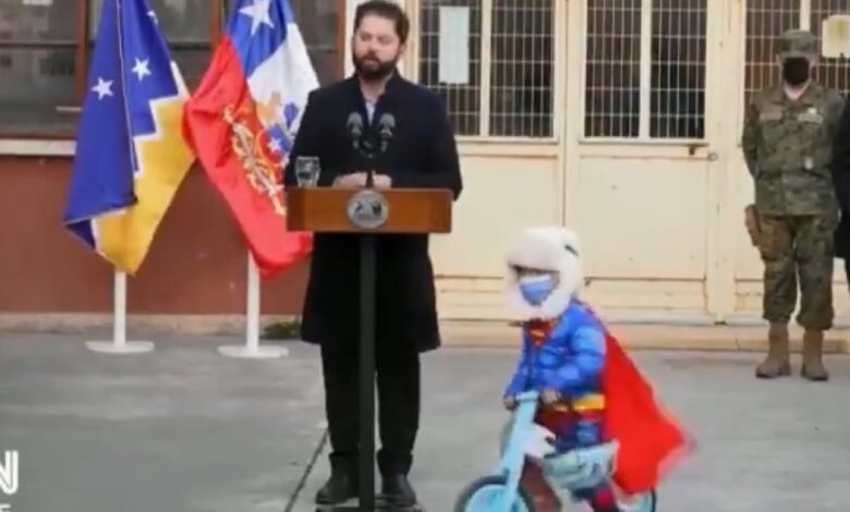 'Superman' hace tierna aparición durante discurso del presidente Boric | Video