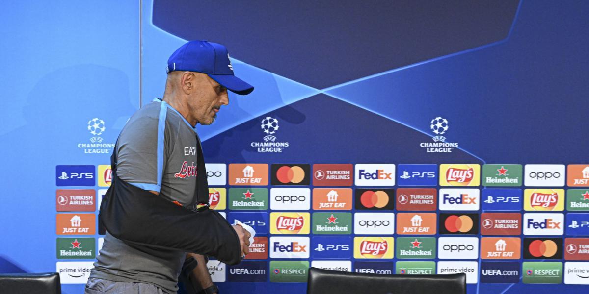 Surrealista: ¡Spalletti aparece con cabestrillo y muleta en rueda de prensa!