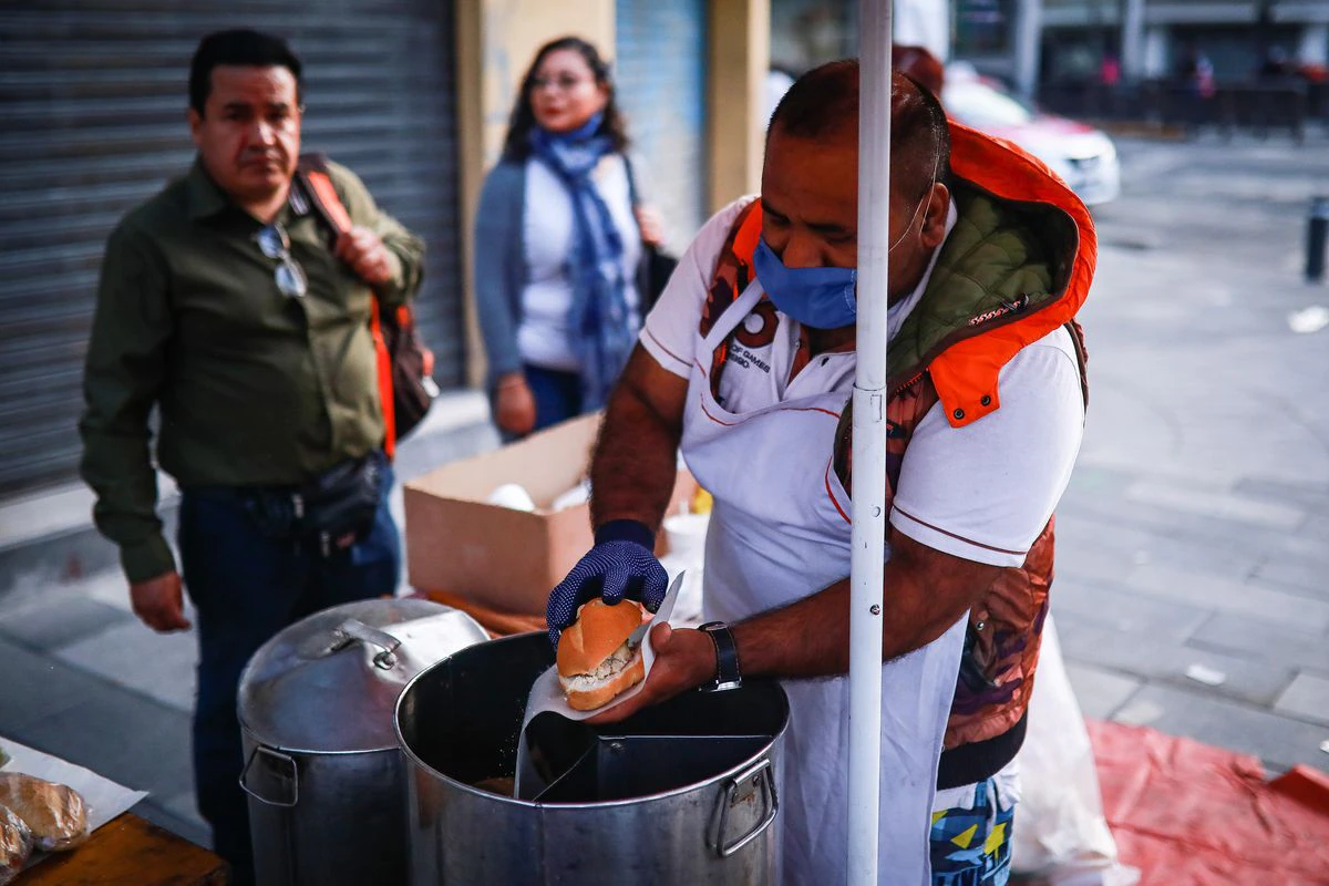 “Tiene grasa, pero te la avientas por el sabor”: tres comidas callejeras mexicanas entre las 50 peores del mundo