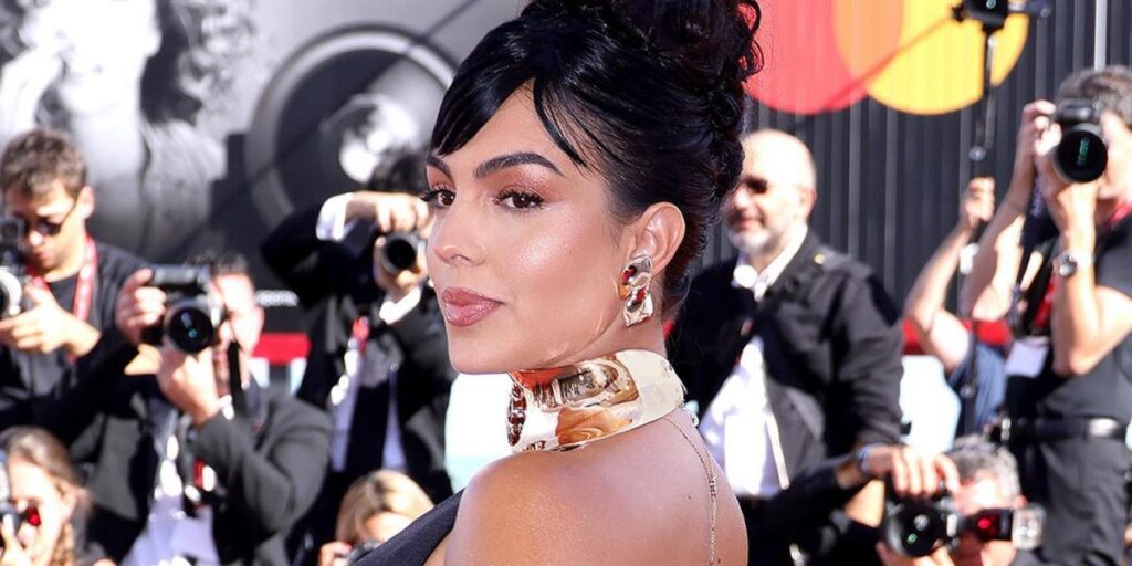 Todos los detalles del look de Georgina que ha revolucionado el Festival de Venecia