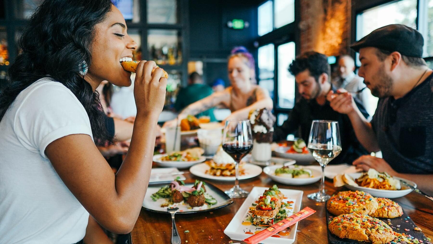 Trucos que utilizan los restaurantes para hacernos gastar más dinero