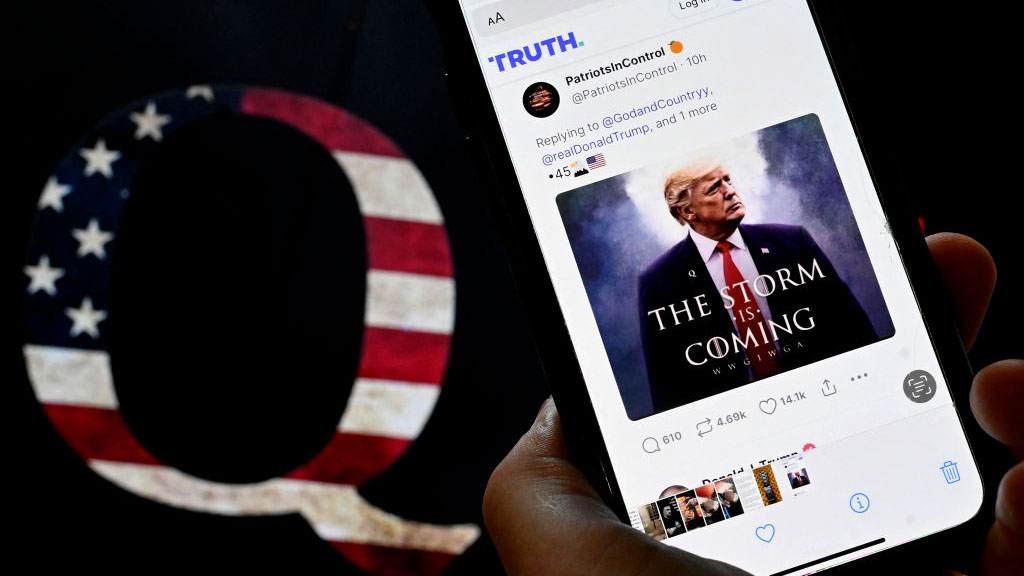 Trump amplifica la teoría de conspiración conocida como QAnon