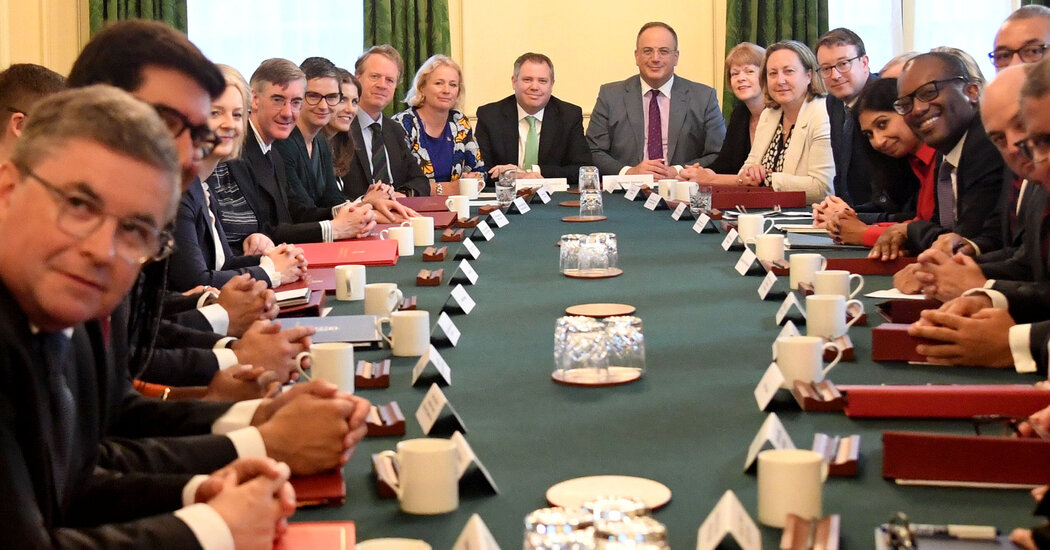 Truss forma un gabinete diverso en antecedentes pero no en ideología