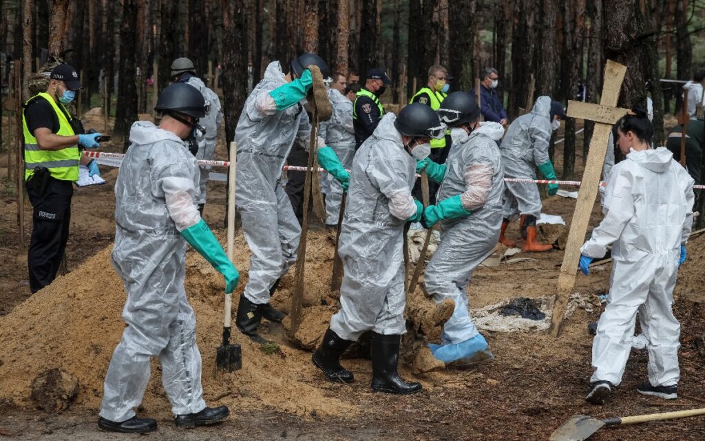 Ucrania busca a sus muertos; localizan más de 400 tumbas tras masacre en Izium | Imágenes fuertes