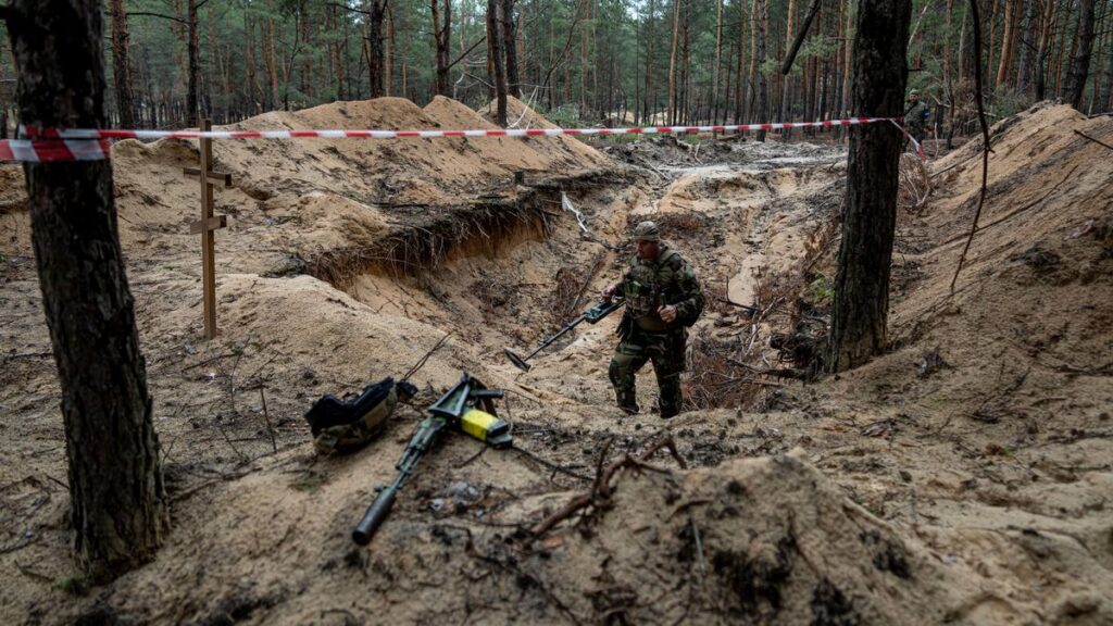 Ucrania investiga la aparición de más de 400 tumbas en la ciudad liberada de Izium