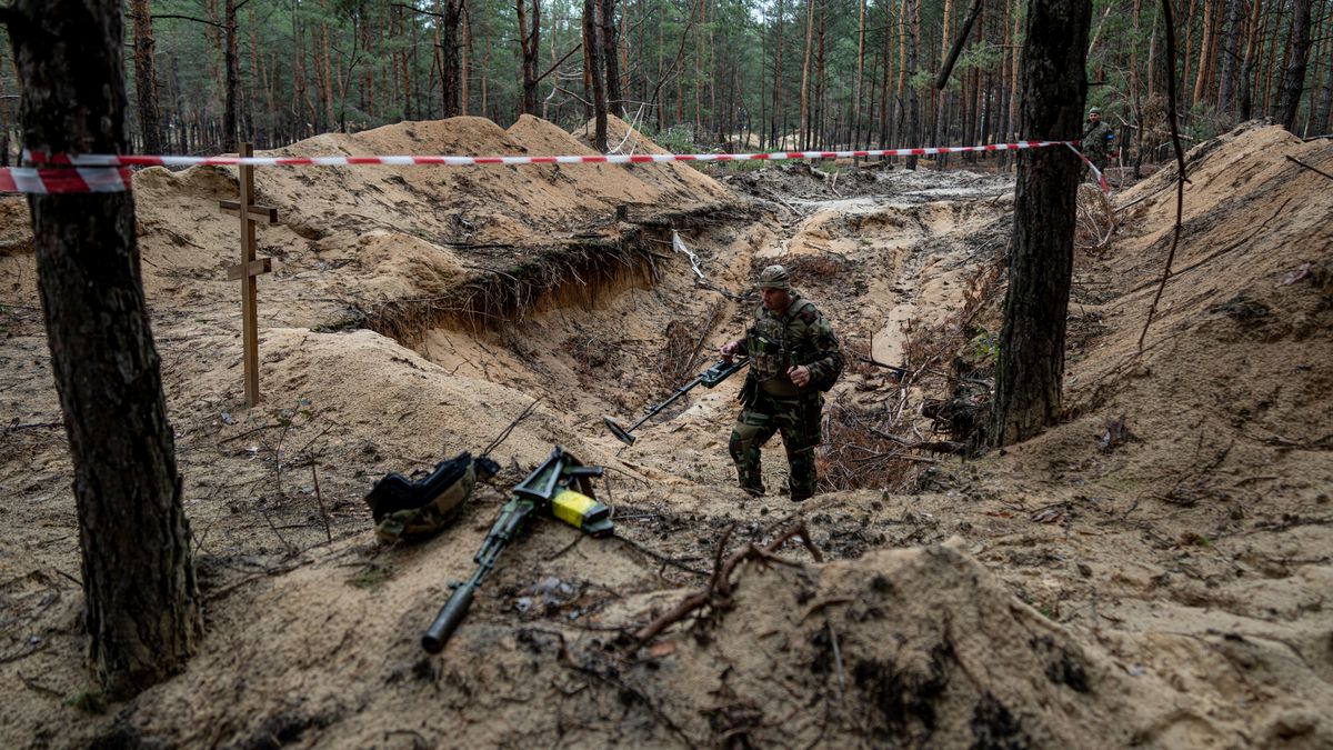 Ucrania investiga la aparición de más de 400 tumbas en la ciudad liberada de Izium