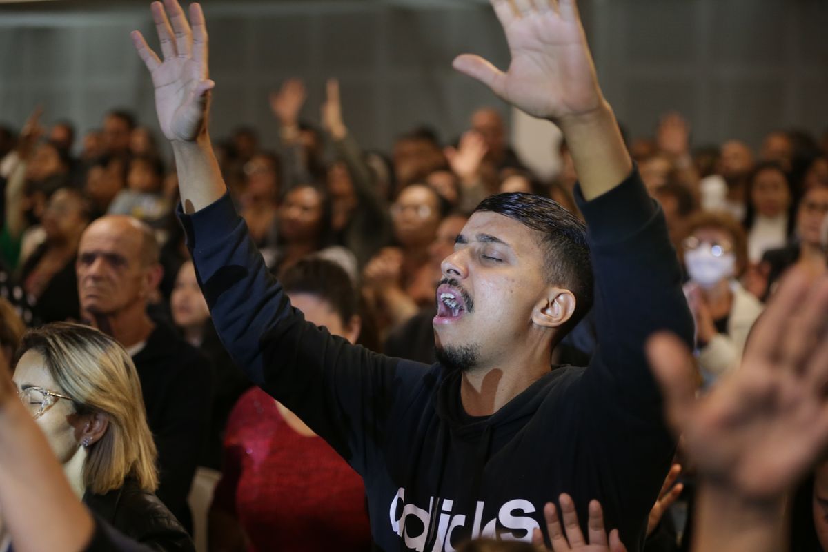 Últimos rezos por la victoria de Bolsonaro: “Oh Señor, detén la avalancha del mal”