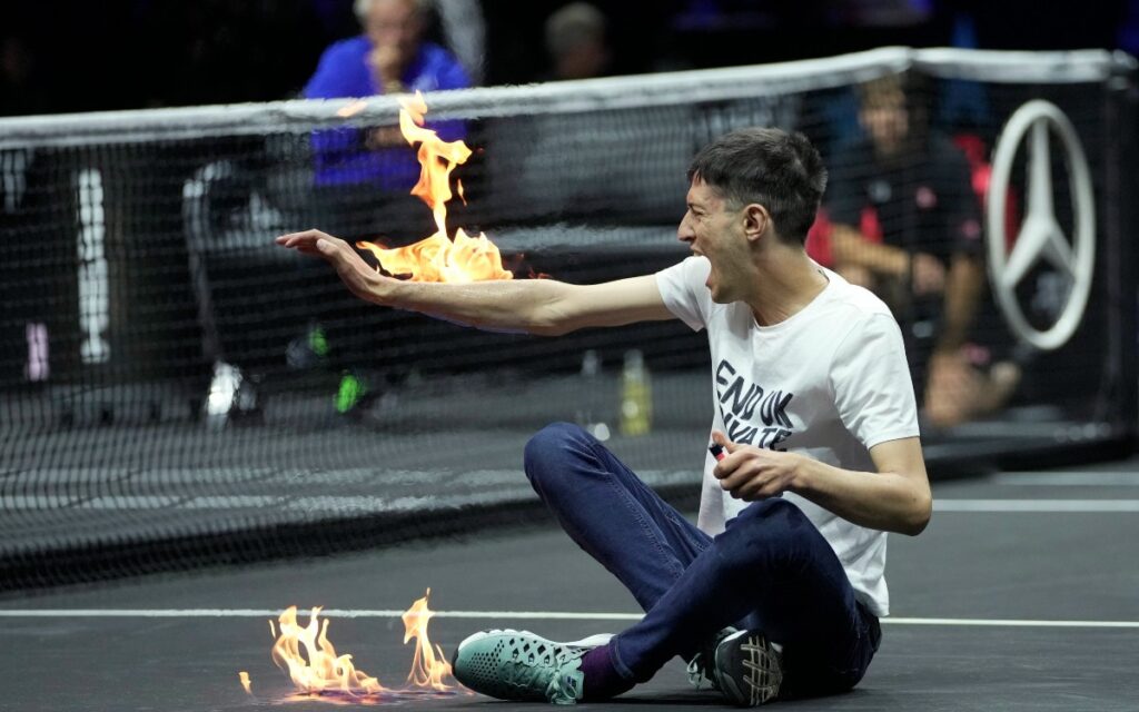 Un activista ambiental interrumpe la Laver Cup y se prende fuego en protesta | Video
