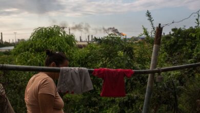 Un aparatoso incendio afecta a la refinería de PDVSA en el oriente de Venezuela