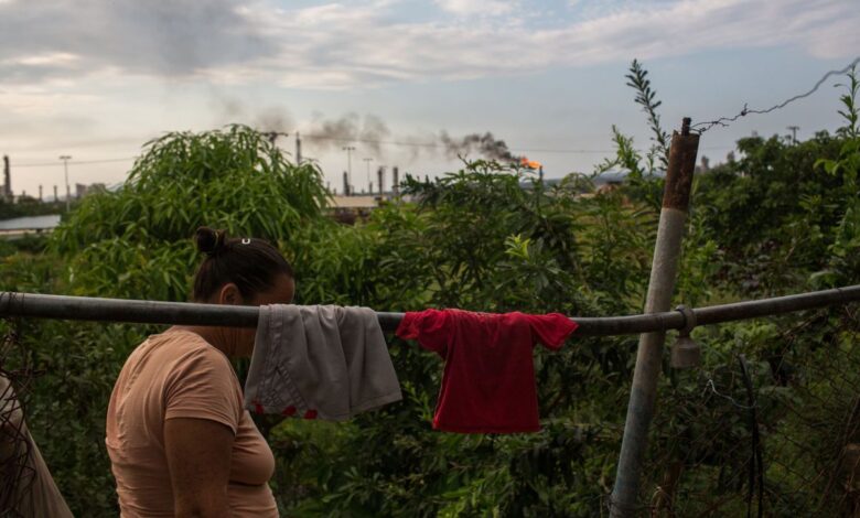 Un aparatoso incendio afecta a la refinería de PDVSA en el oriente de Venezuela