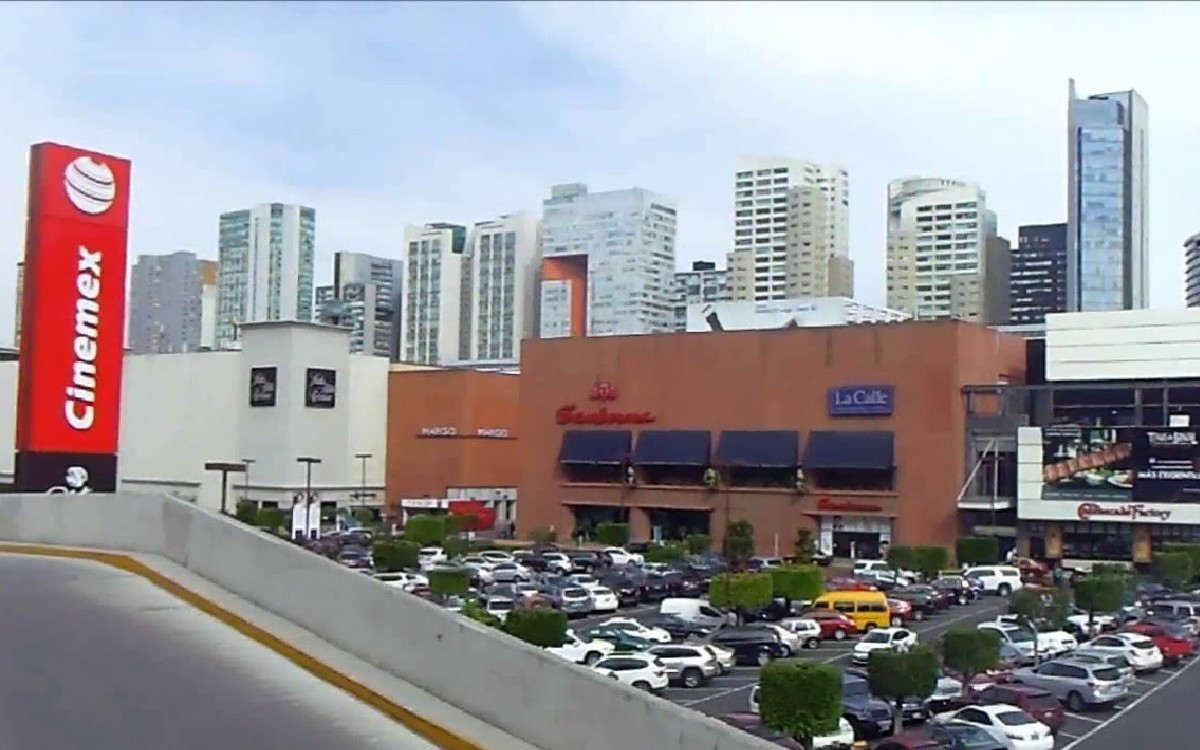 Una persona cae de una altura de ocho metros en el Centro Comercial Santa Fe