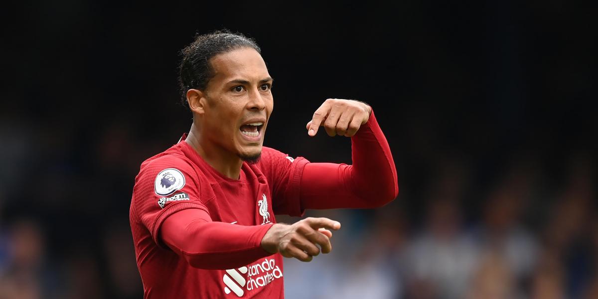 Van Dijk señala a su sucesor: "A su edad yo no era tan bueno"