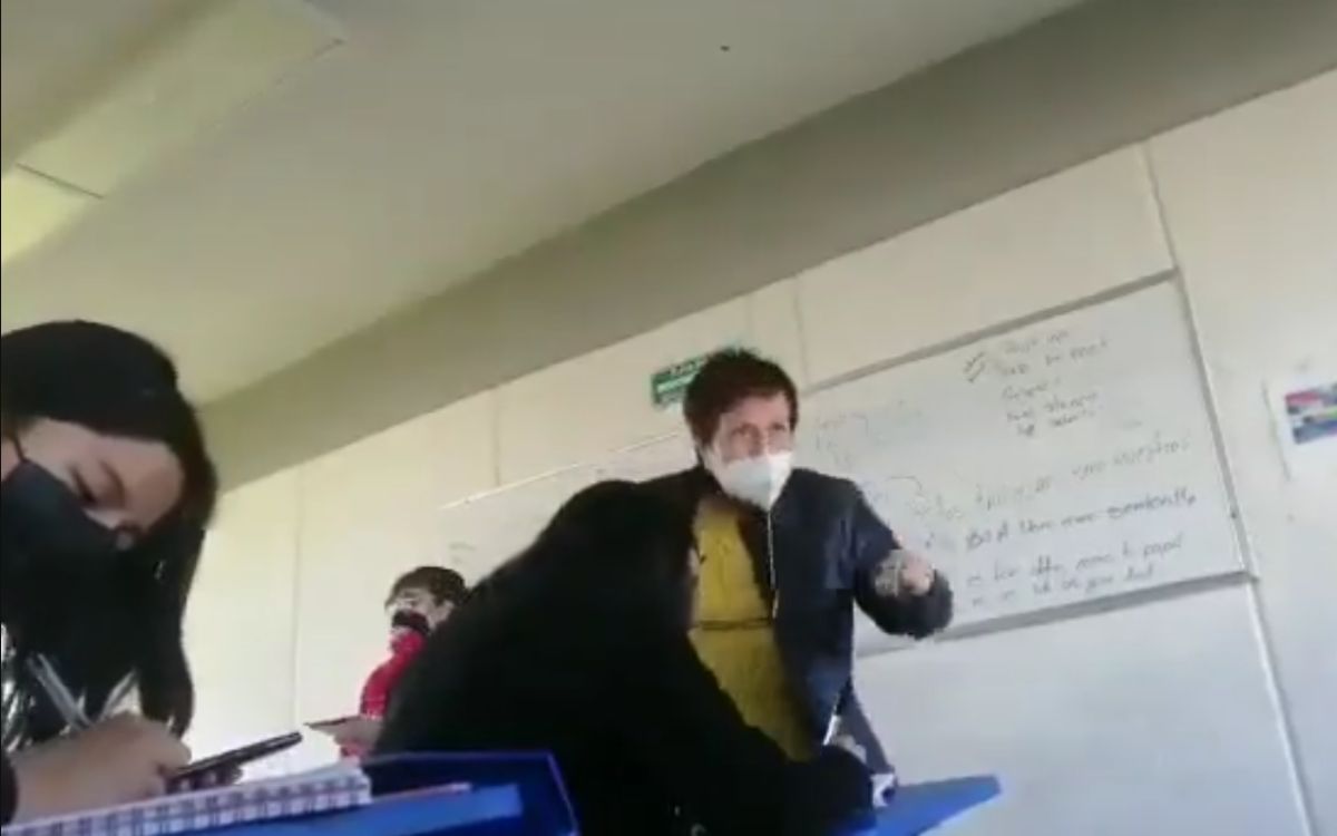 Video | Maestra llama retrasados mentales y estúpidos a alumnos en Puebla