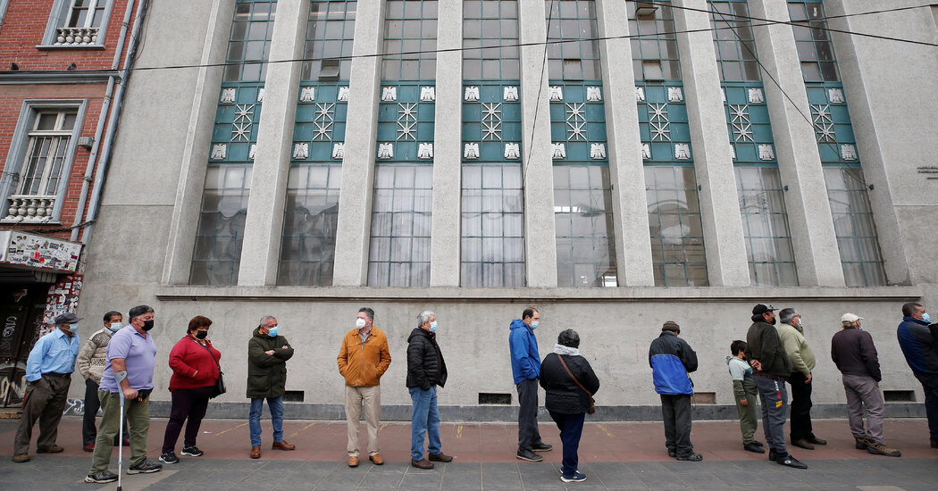 Votantes chilenos rechazan nueva constitución de tendencia izquierdista
