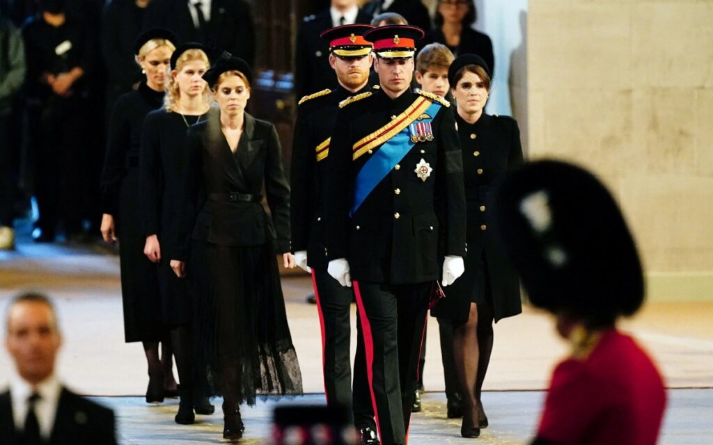 William, Harry y los otros seis nietos de Isabel II velan juntos su féretro | Video