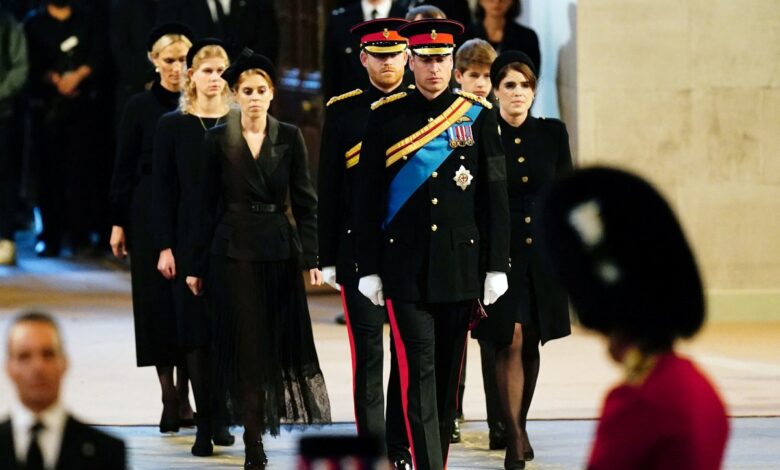 William, Harry y los otros seis nietos de Isabel II velan juntos su féretro | Video
