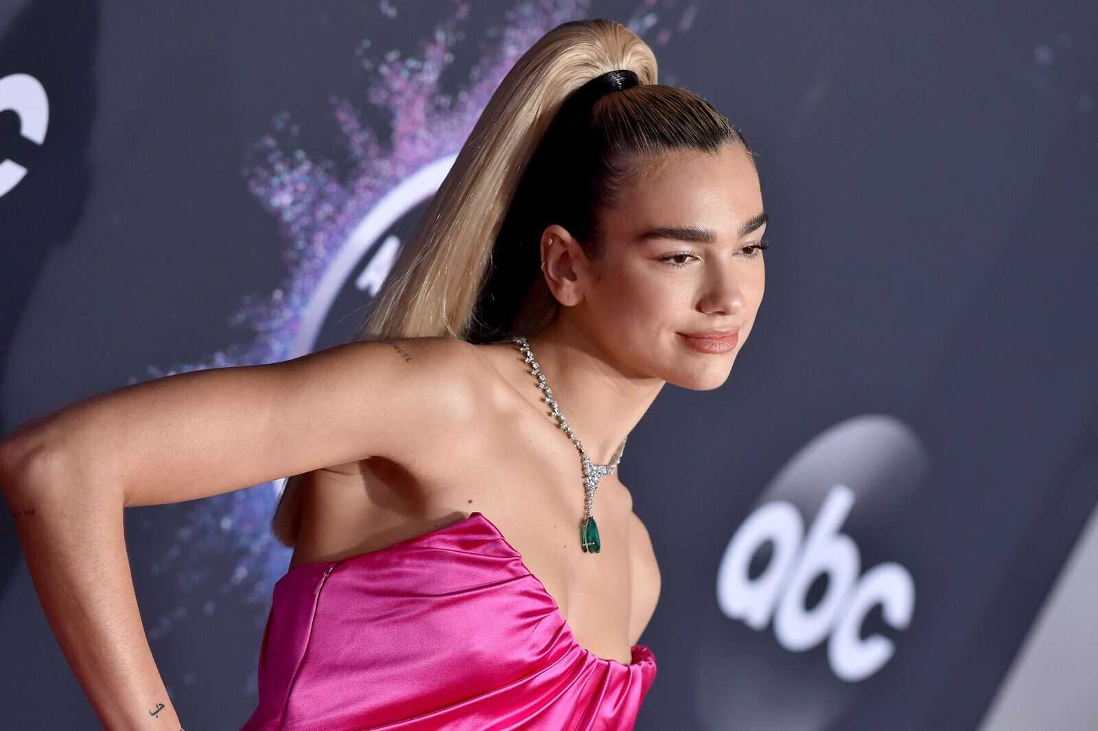 A Dua Lipa le tocó el temblor después de su concierto en México