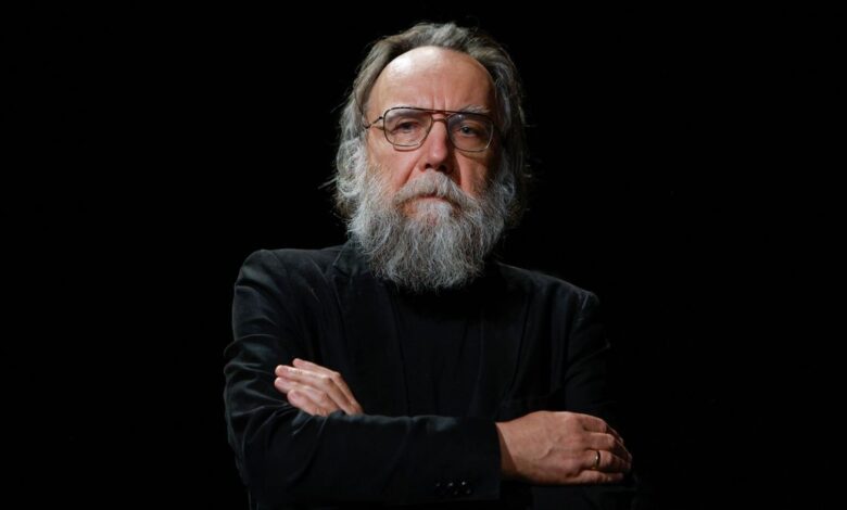 https://elpais.com/internacional/2022-09-29/la-ue-plantea-sanciones-contra-el-ideologo-ruso-alexander-dugin-y-la-empresa-lider-en-diamantes-alrosa.html