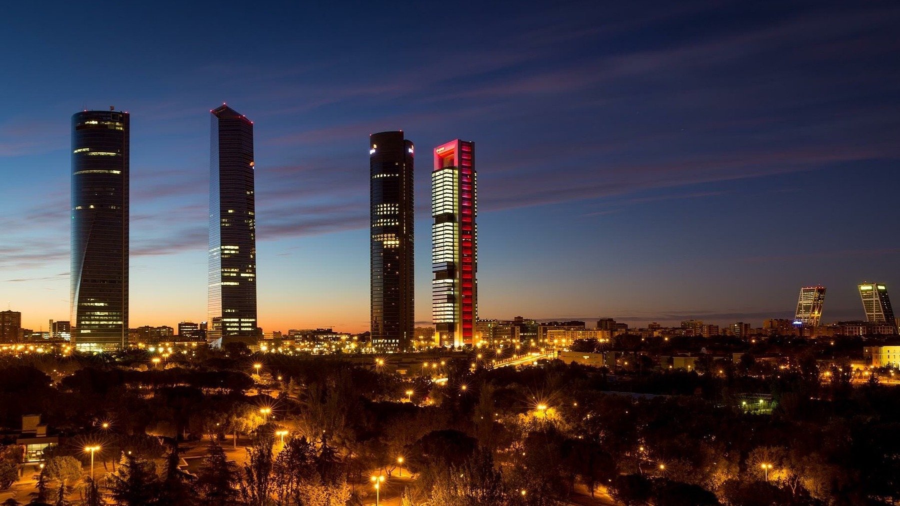 qué es la luz verde que parpadea en una de las Cuatro Torres de Madrid