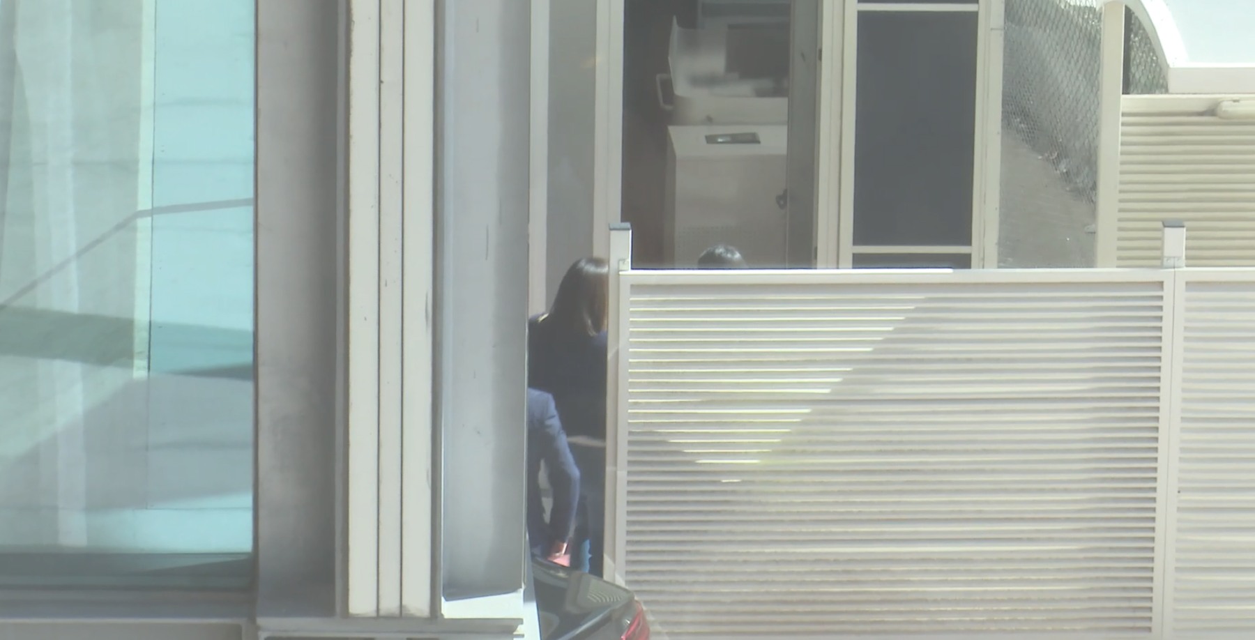 Tamara Falcó, entrando al aeropuerto de Madrid