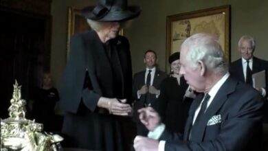 "¡No puedo soportar esta maldita cosa!"; bolígrafo chorreante irrita al rey Carlos III | Video