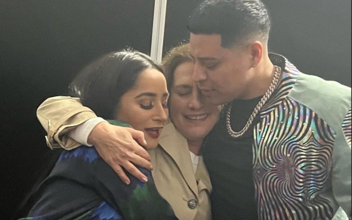 ¡Y puro Grupo Firme! Beatriz Gutiérrez Müller se toma la foto del recuerdo con la banda