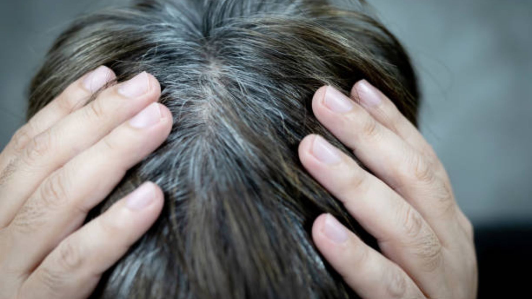 ¿Arrancarte una cana hace que te salgan más? La ciencia responde