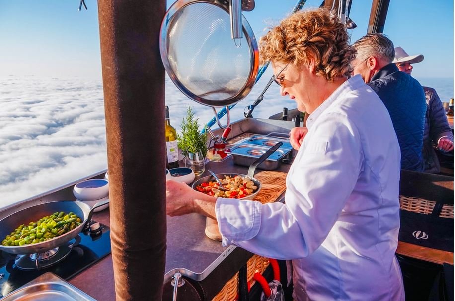¿Cómo es el primer restaurante del mundo en globo aerostático?