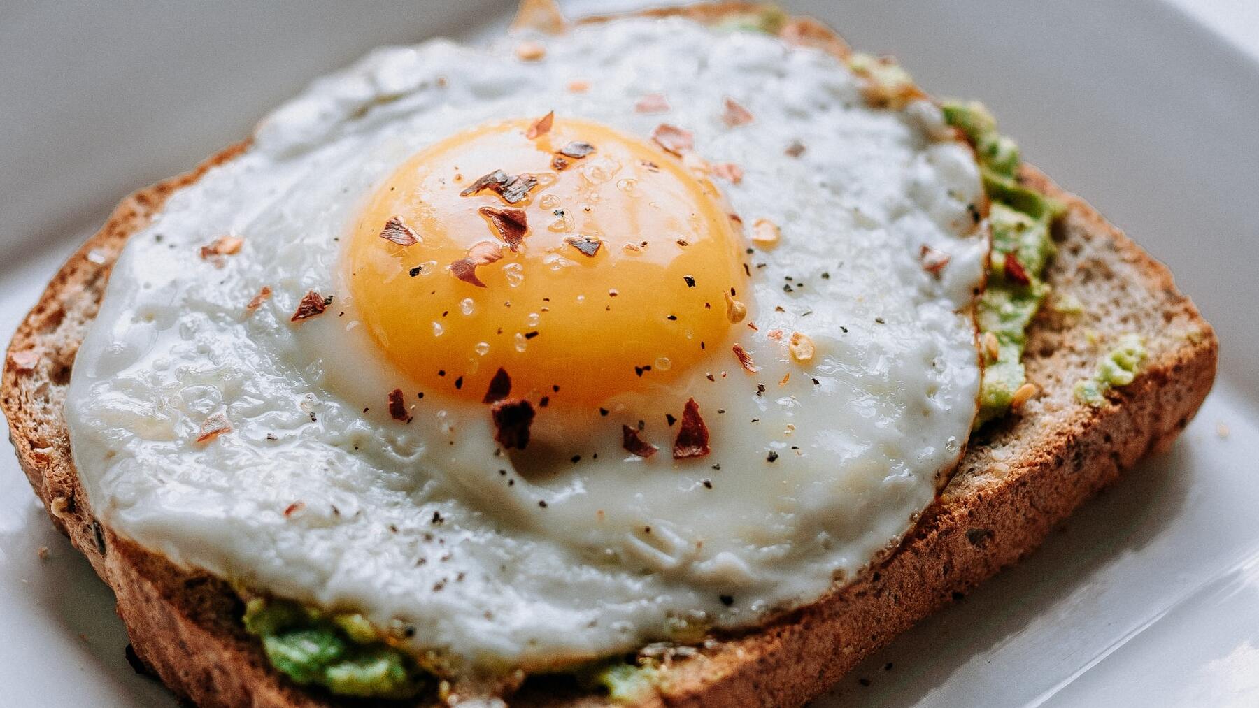 ¿Cómo recalentar los huevos para que queden como si estuvieran recién hechos?