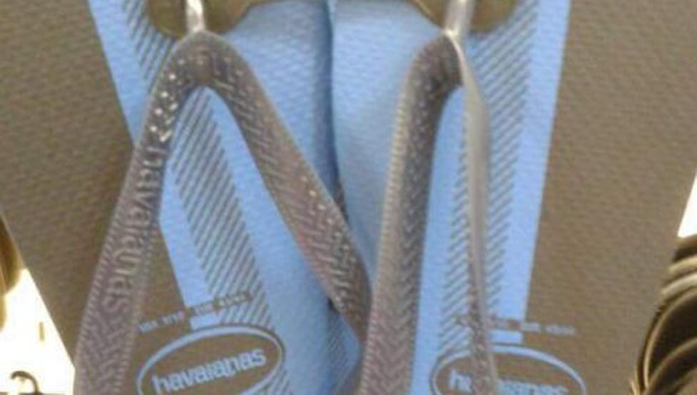 ¿De qué color son estas chanclas? ¿Azul y negro o dorado y blanco?